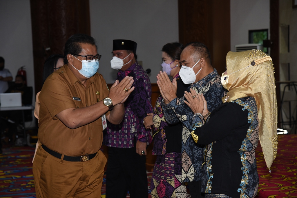 Ayonius Plh Bupati Kubar